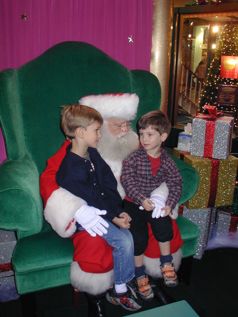 Hildebrand Christmas ScreenSaver/800x600_2004-12-21-01  Chance Dax Santa.jpg